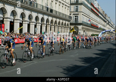 Tour de France Führer fährt Lance Armstrong im gelben Trikot der rue de Rivoli in Paris Frankreich mit seinen US Postal Teamkollegen 2004 Stockfoto