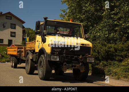 Unimog Mercedes ziehen eines Anhängers Stockfoto