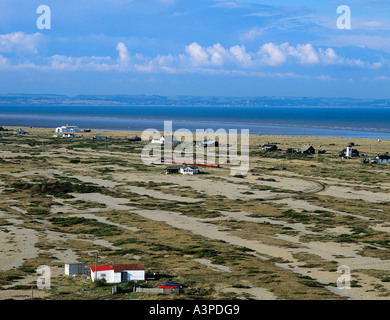 Romney Hythe und Dymchurch Licht Bahnlinie vorbei an Ferienhäusern und Rettungsstation auf Dungeness East Sussex England Stockfoto