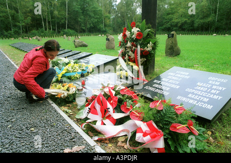 Junge Frau auf dem Friedhof der Häftlinge des Konzentrationslagers Lambinowice, Polen Stockfoto