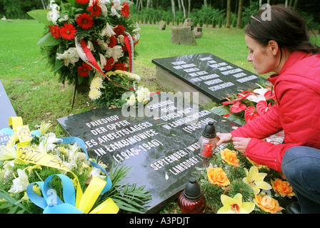 Junge Frau auf dem Friedhof der Häftlinge des Konzentrationslagers Lambinowice, Polen Stockfoto