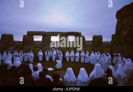 Druiden feiern zur Sommersonnenwende bei Sonnenaufgang am 21. Juni im alten Kreis der Stonehenge-Wiltshire England Stockfoto