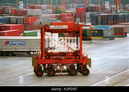 Straddle Carrier am Baltic Container Terminal in Gdynia, Polen Stockfoto