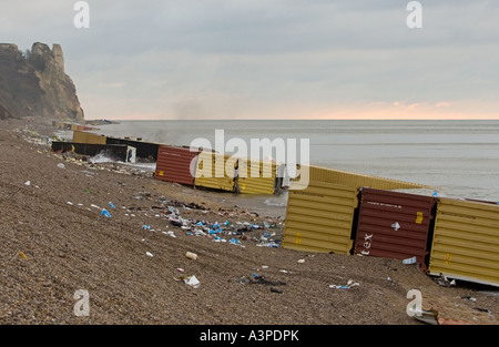 Container bei Ebbe am Strand Stockfoto