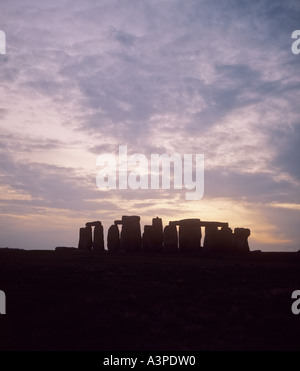 Die massive Sarsen Steinen von Stonehenge Kreis gegen einen Sonnenuntergang Stockfoto