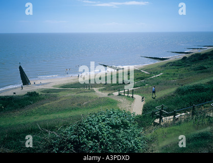 Walton am Naze sandigen Strand mit schützenden Buhnen Essex England Stockfoto