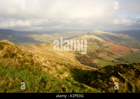 Blick vom Mam Tor Suche entlang der großen Grat in Richtung Hollins Kreuz und zurück Tor im Peak District National Park Stockfoto