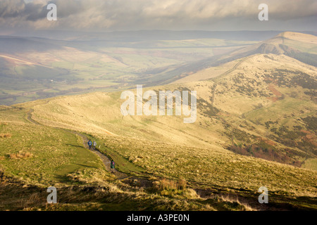 Blick vom Mam Tor von Spaziergängern in Richtung Hollins Kreuz und zurück Tor in der Peak district Nationalpark Stockfoto