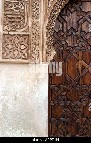 Details der geschnitzten hölzernen Tür und Stuck Wände. Alhambra, Spanien, Granada Stockfoto