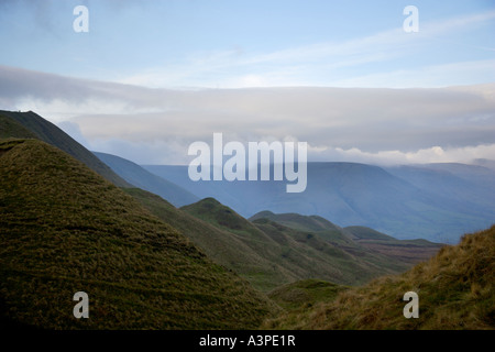 Rushup Rand und dem Vale of Edale von Mam Tor im Peak District in der Nähe von Castleton in Derbyshire Stockfoto