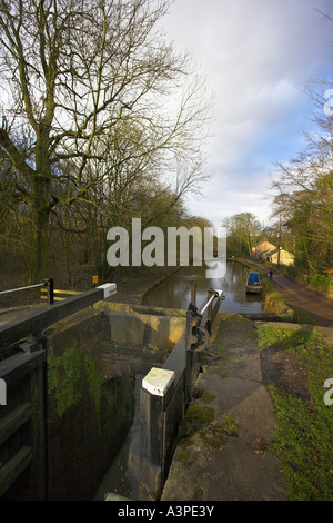 Ein Flug von Sperren auf den Peak Forest Kanal bei Miss Marple in Cheshire Stockfoto