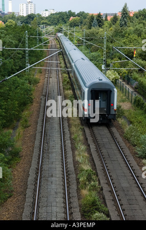zurückweichenden deutschen Zug fährt durch Berlin Stockfoto