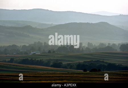 Landschaft von Ackerland im Bieszczady-Gebirge, Polen Stockfoto