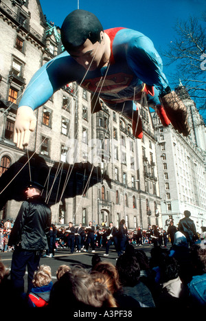 New York, NY, USA "Öffentliche Veranstaltungen" Riese "Helium-Ballon" Superman Charakter "Macy's Thanksgiving Day Parade" außerhalb Stockfoto