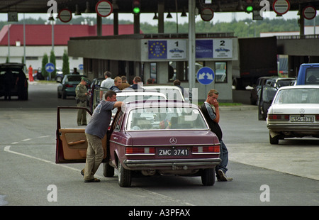 Schlange von Autos warten an der polnisch-ukrainischen Grenzübergang Korczowa, Polen Stockfoto