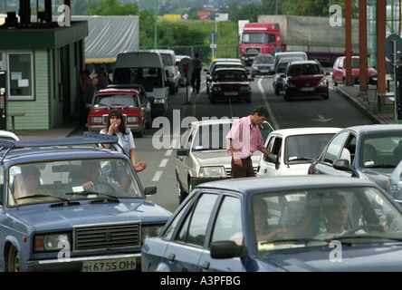 Schlange von Autos warten an der polnisch-ukrainischen Grenzübergang Korczowa, Polen Stockfoto