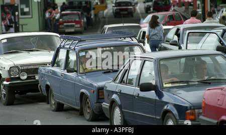 Schlange von Autos warten an der polnisch-ukrainischen Grenzübergang Korczowa, Polen Stockfoto