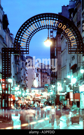 Paris Frankreich, gepflasterte Steinstraßenlandschaft 'Rue Montorgueil' Lichter bei Nacht, Schild Pariser Nachbarschaft Stockfoto