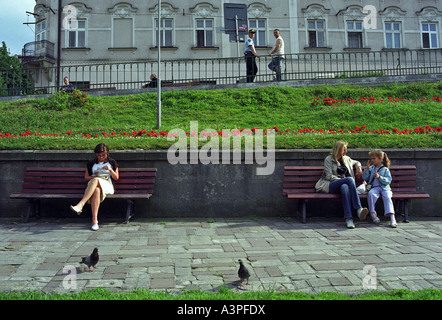 Menschen sitzen auf Bänken in Przemysl, Polen Stockfoto