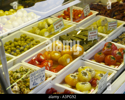 Naschmarkt verschiedene Arten von eingelegtem Gemüse Antipasti gefüllt mit Frischkäse oder feta Stockfoto