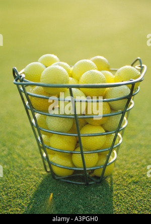 Korb mit gelbe Golfbälle Stockfoto