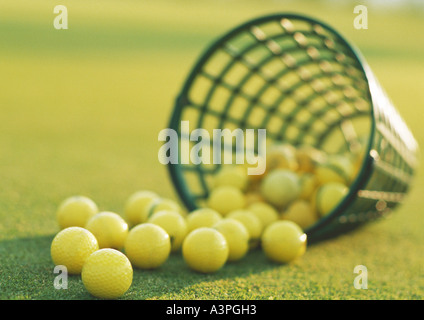 Verschüttete Korb gelb Golfbälle, close-up Stockfoto