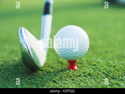Golf Club neben teed Kugel, close-up Stockfoto