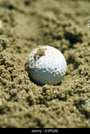 Golfball im Sandfang, close-up Stockfoto