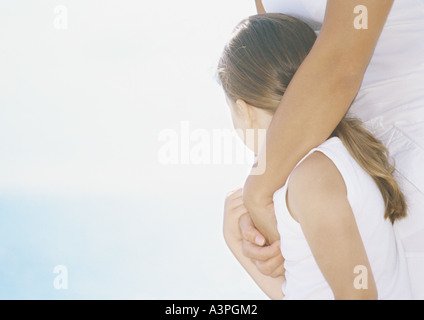 Mutter mit Tochter Schultern Arme Stockfoto