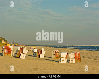 leere Strandkörbe am leeren Strand Heringsdorf Usedom Deutschland im Spätherbst Stockfoto