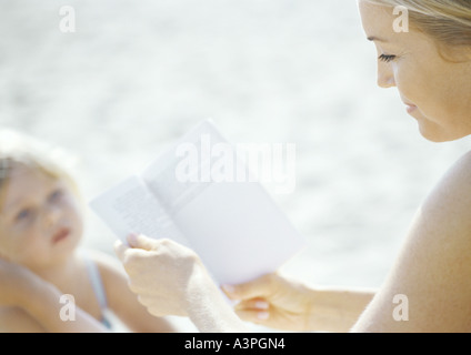 Frau Lesebuch, Kind, Frau blickte Stockfoto