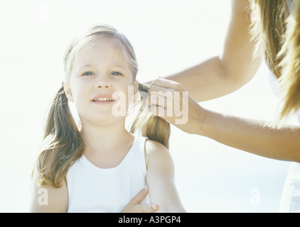 Mädchen mit Zöpfen fest Stockfoto