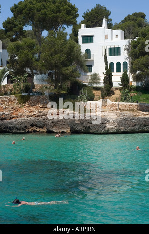 Touristen im kobaltblauen Wasser, Mallorca, Spanien Stockfoto