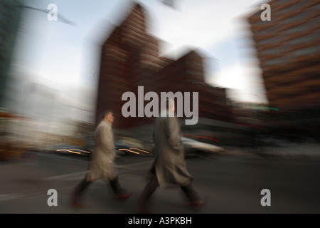 Zwei Männer überqueren einer Straße am Potsdamer Platz in Berlin, Deutschland Stockfoto