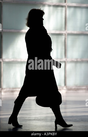 Silhouette einer Frau zu Fuß Stockfoto