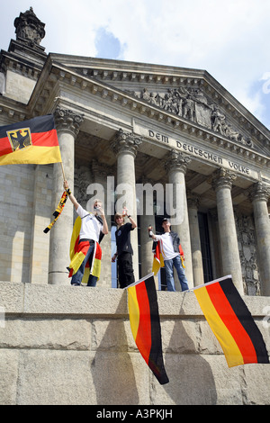 FIFA World Cup 2006 - junge Fußballfans mit deutschen Fahnen vor dem Reichstag, Berlin, Deutschland Stockfoto