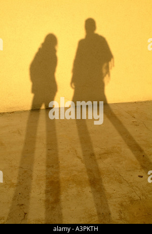 Schatten von zwei Menschen auf gelbe Wand Stockfoto