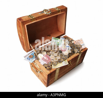 Eine Schatztruhe mit Geld gefüllt Stockfoto
