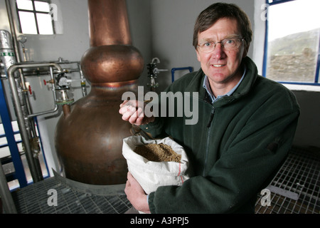 Anthony Wills fühlt sich die Gerste vor der Produktion ab dem Kilchoman Distillery Stockfoto