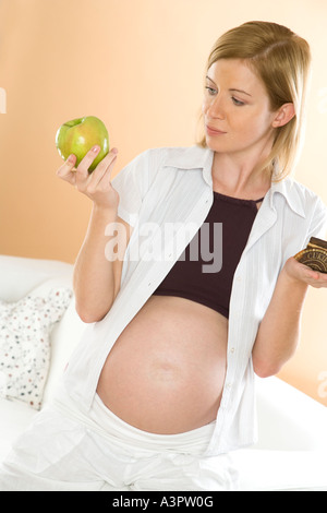 Schwangere Frau mit Apfel-Kuchen Stockfoto