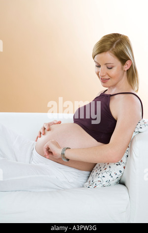 Schwangere Frau Timing Mauerwerksarbeiten Stockfoto