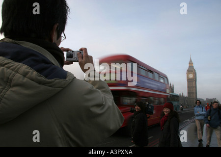 9. Dezember 2005 kreuzt London Routemaster Bus am letzten Tag des Dienens Westminster Bridge mit Houses of Parliament im Hintergrund Stockfoto