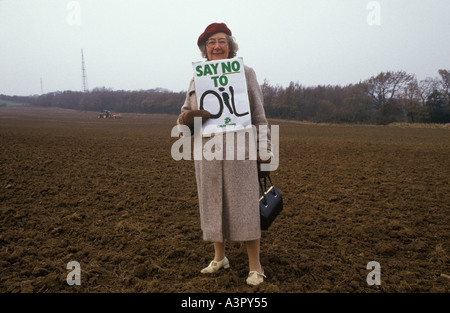 Ältere Frau demonstrator UK 1980s gegen Amoco Öl bohren Protestieren sagen Nein zu Öl bohren Fairlight an Norths Sear East Sussex Hastings Stockfoto