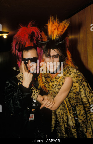 Tony James Musiker Leadsänger mit Punk-Rock-Band Sigue Sigue Sputnik und Martin Degville hinter der Bühne Newcastle upon Tyne 1980ER JAHRE 1986 GROSSBRITANNIEN HOMER SYKES Stockfoto