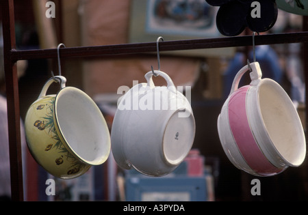 New Caledonian Market, Chamber Pots Bermondsey Square Antiquitätenmarkt im Südosten Londons. Friday Market Traders 1990er UK HOMER SYKES Stockfoto