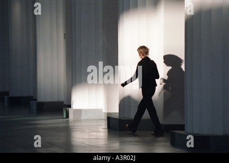 Frau am World Trade Center in Poznan, Polen Stockfoto