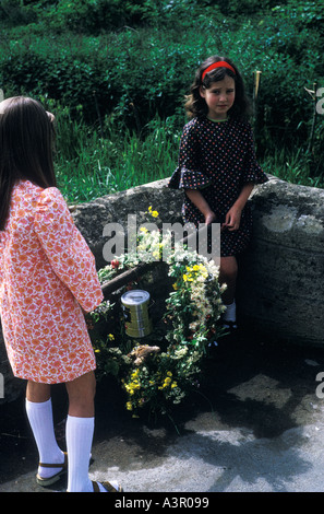 Mai Garland von Blumen, die in Bampton Oxfordshire am Mayday von zwei jungen Mädchen aus Großbritannien der 1970er Jahre getragen wurden HOMER SYKES Stockfoto