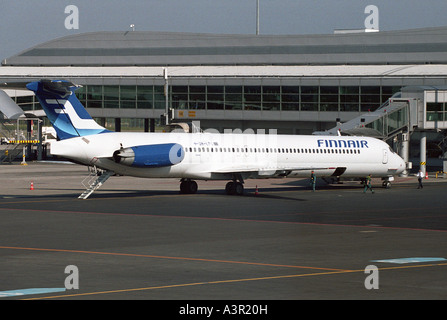 Ein Finnair-Flugzeug auf dem Flughafen Ruzyne in Prag, Tschechische Republik Stockfoto