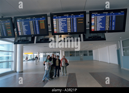 Touristen, die Überprüfung der Informationstafeln am Flughafen Ruzyne in Prag, Tschechische Republik Stockfoto