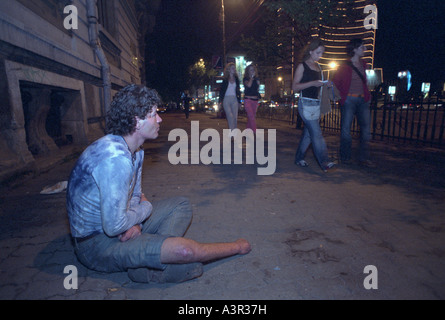 Ein behinderter Bettler auf einem Bürgersteig, Bukarest, Rumänien Stockfoto